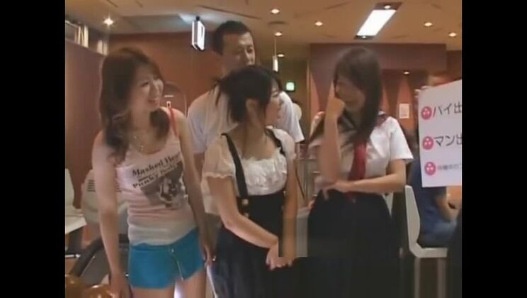 Chicas japonesas sexys se quitan la ropa