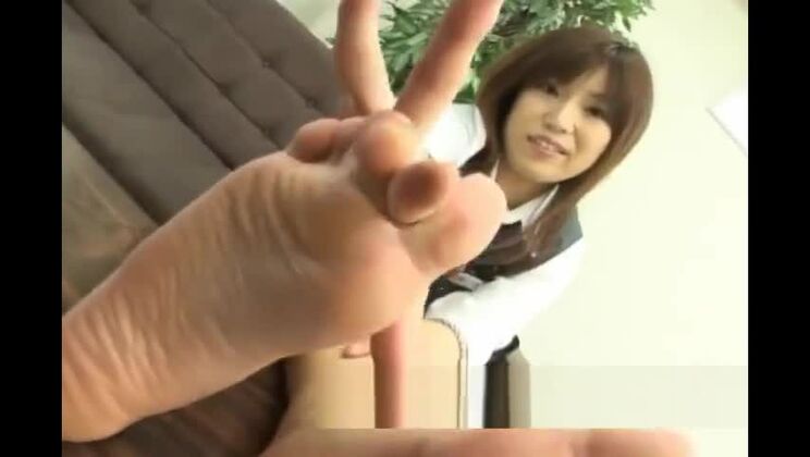 Fetichismo de pies: pies grandes de una empleada de banco