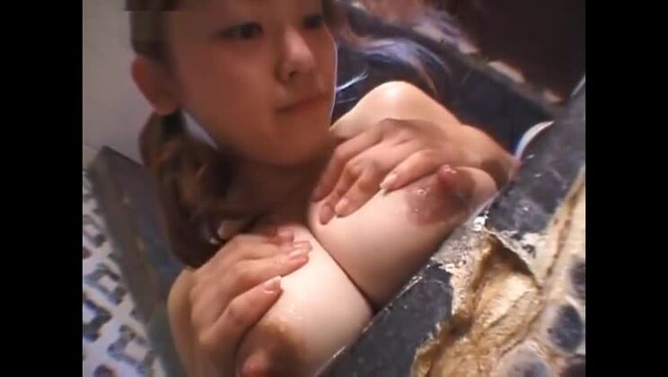 Los grandes pechos lactantes de la chica 2. Lavando sus enormes pechos lechosos