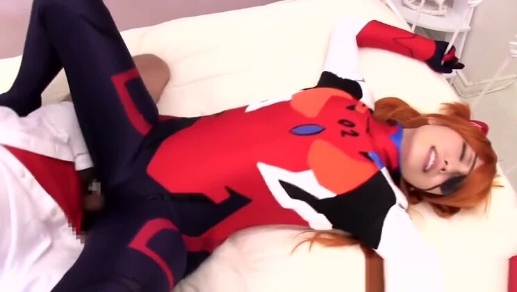 Una pelirroja japonesa disfrazada hace una mamada antes del sexo.