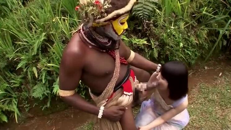 La increíble joven prostituta oriental Kanon Tachibana hace que un tipo eyacule fuera de casa.