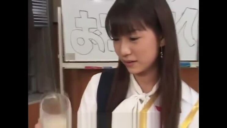 Puta asiática amante del semen Bukkake