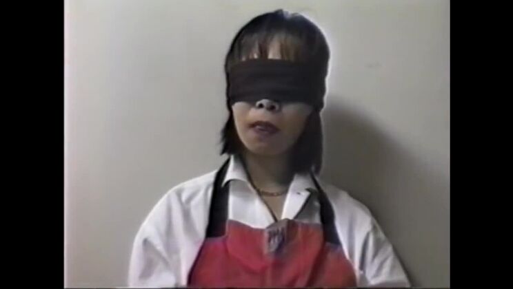 Creo que una mujer casada lame un huevo.