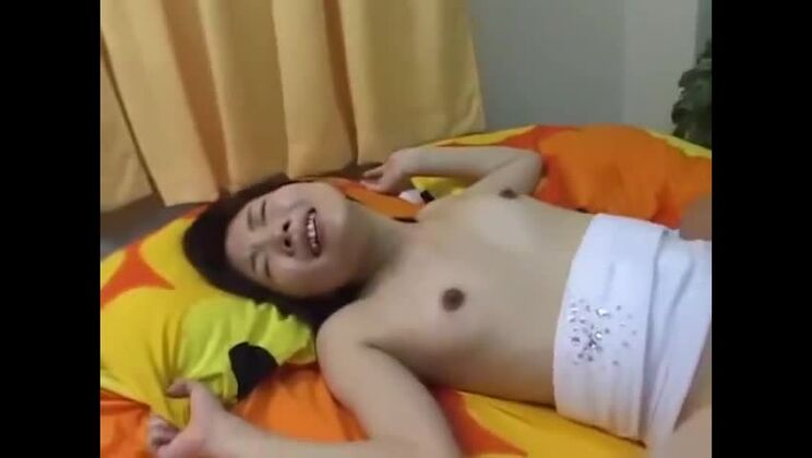 Una asiática apretada recibe una paliza en el clítoris.