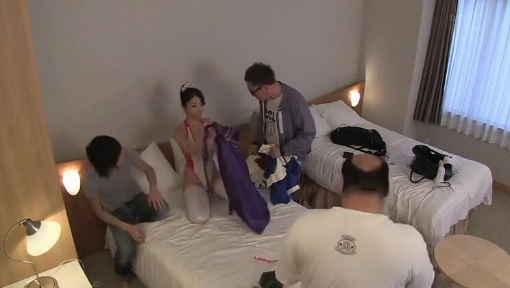 La linda japonesa Ayumi Shinoda recibió una enorme eyaculación en la boca.