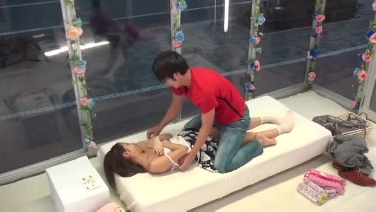 Fantástica prostituta japonesa en una película porno japonesa sin censura.