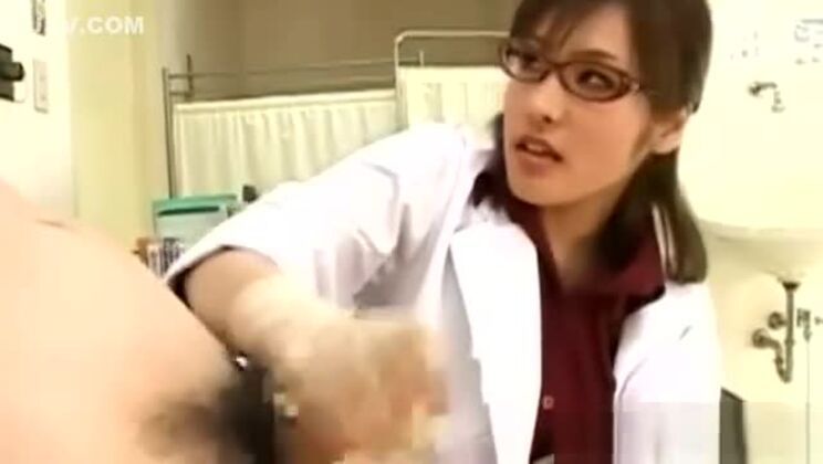 Enfermera asiática ninfómana se masturba con un paciente