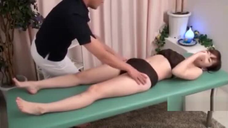 Una chica japonesa asiática con vello púbico abundante se está depilando.