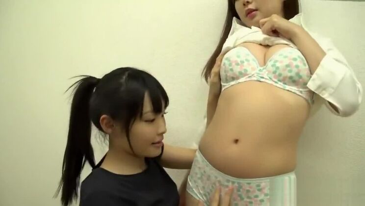 Hermoso beso japonés en la barriga