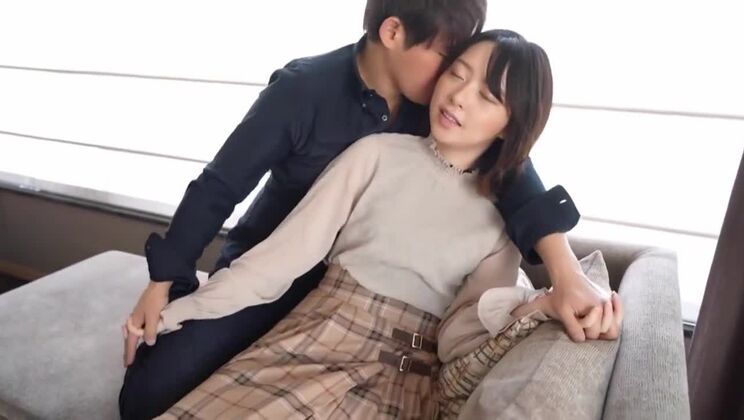 Escena de sexo salvaje con una asiática sexy y sonriente.