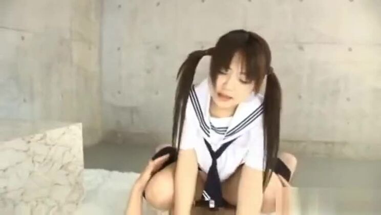 Una chica asiática se está iniciando en la parte 4