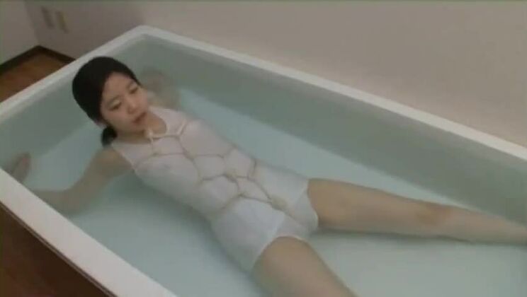 Chica japonesa conteniendo la respiración