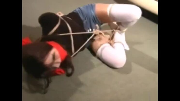 Japoneses perdidos son sometidos a bondage