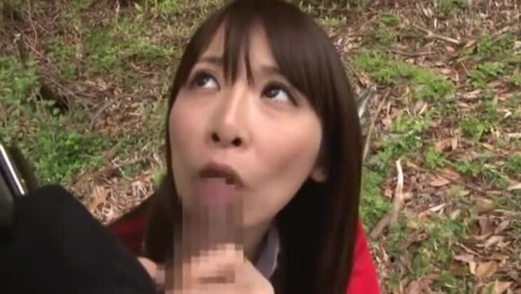 La modelo AV japonesa es una MILF que chupa pollas