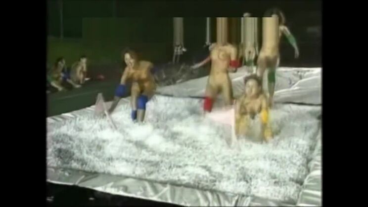 Minijuego acuático del desafío japonés de desnudez