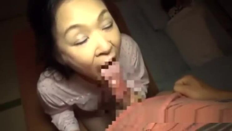 Mujer madura chupando a un joven follado mientras su marido duerme al lado.