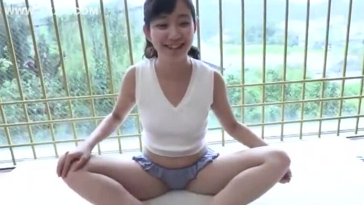 Mira a la puta japonesa en la escena de Horny Solo Girl JAV como en tus sueños.