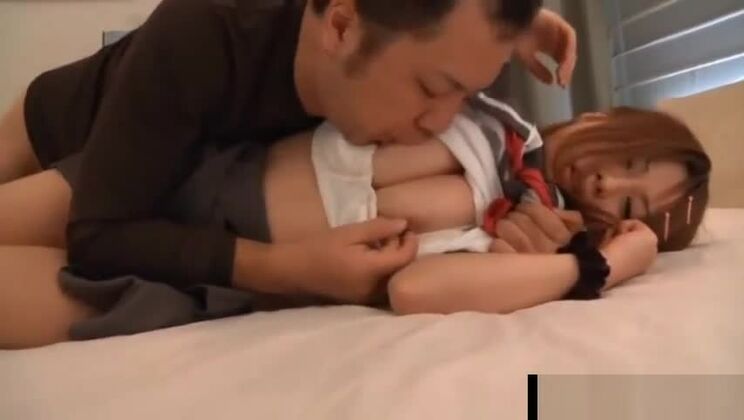 Una estudiante asiática recibe sexo anal.