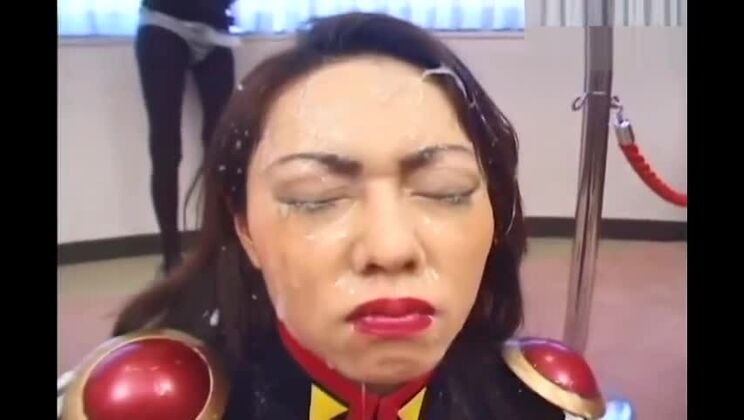 Eyaculaciones faciales a una chica japonesa