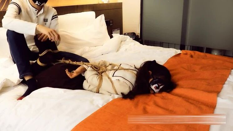 Chica con coletas atada y amordazada con una bola