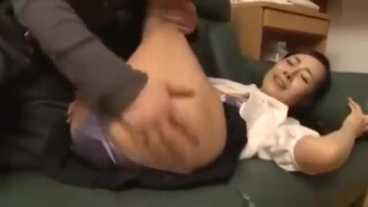 Dedos en coño peludo japonés