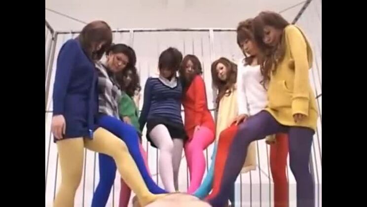 Un tipo recibe una mamada caliente en grupo (parte 3)