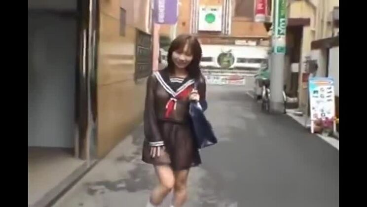 A la modelo asiática Mikan le gusta mostrar su parte 2