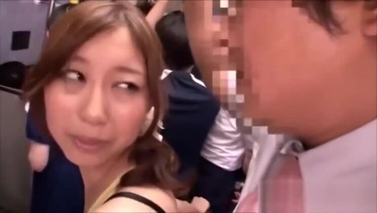 Chicas japonesas sexys hacen sexo oral y tienen sexo en el autobús.