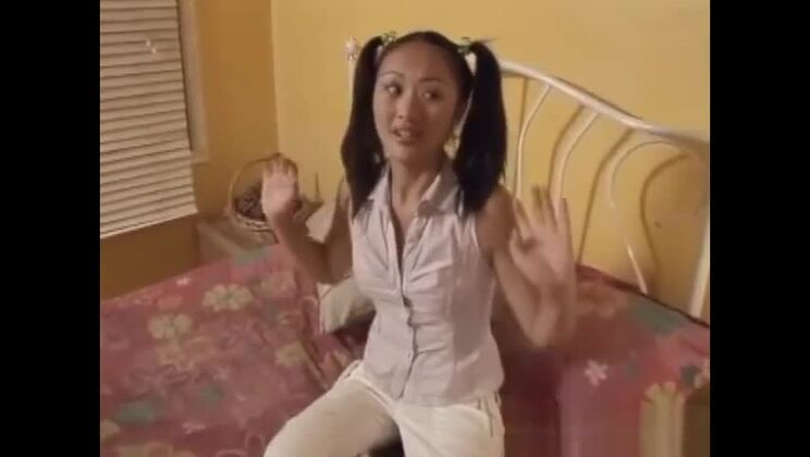 Escena insólita: una atractiva adolescente japonesa le practica sexo oral a un hombre salvaje y fantasioso.