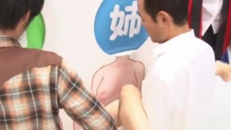 A las putas asiáticas les encanta jugar durante el programa de juegos.