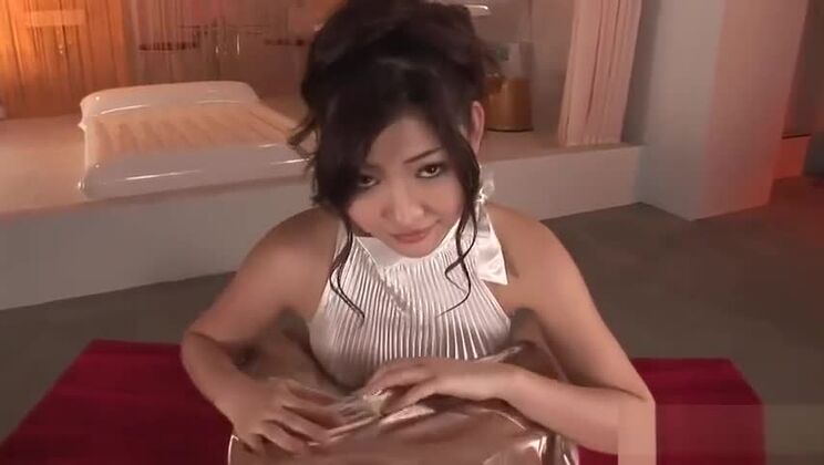 Una MILF japonesa le hace una mamada placentera a un hombre.