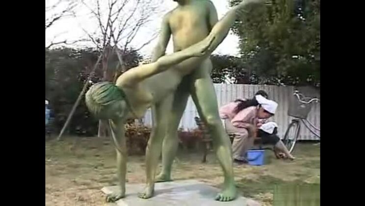 Estatuas verdes de jardín japonés follan en público