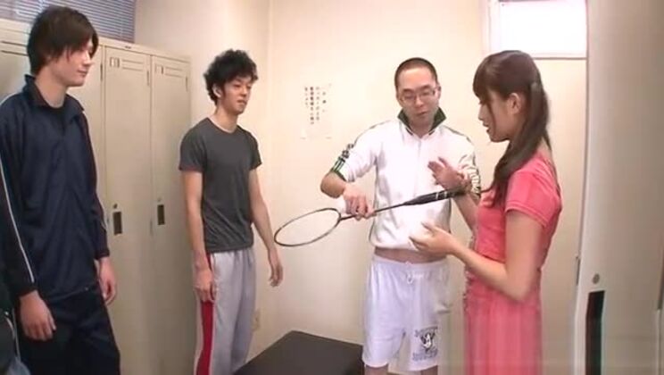 Una belleza japonesa doma una polla enorme